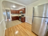 贝赛单边砖屋2楼2房1浴1大厅和阳光房+ 1个阳台月租$2400一个月